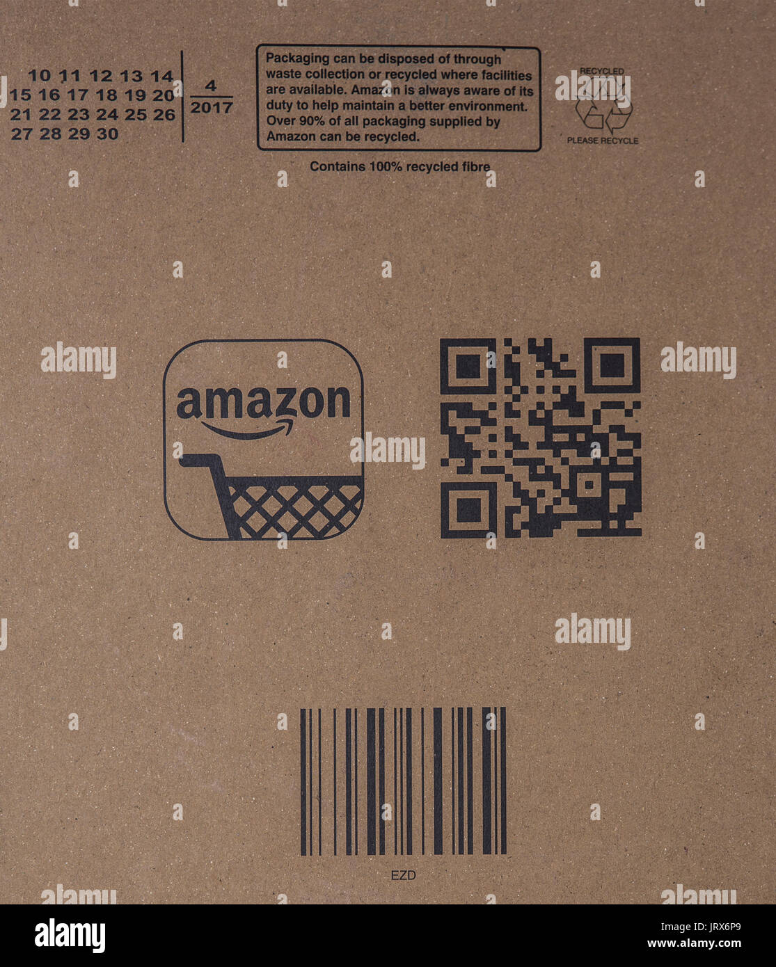 SWINDON, Großbritannien - 6 August 2017: Amazon Paket mit Bar Code und QRcode Stockfoto