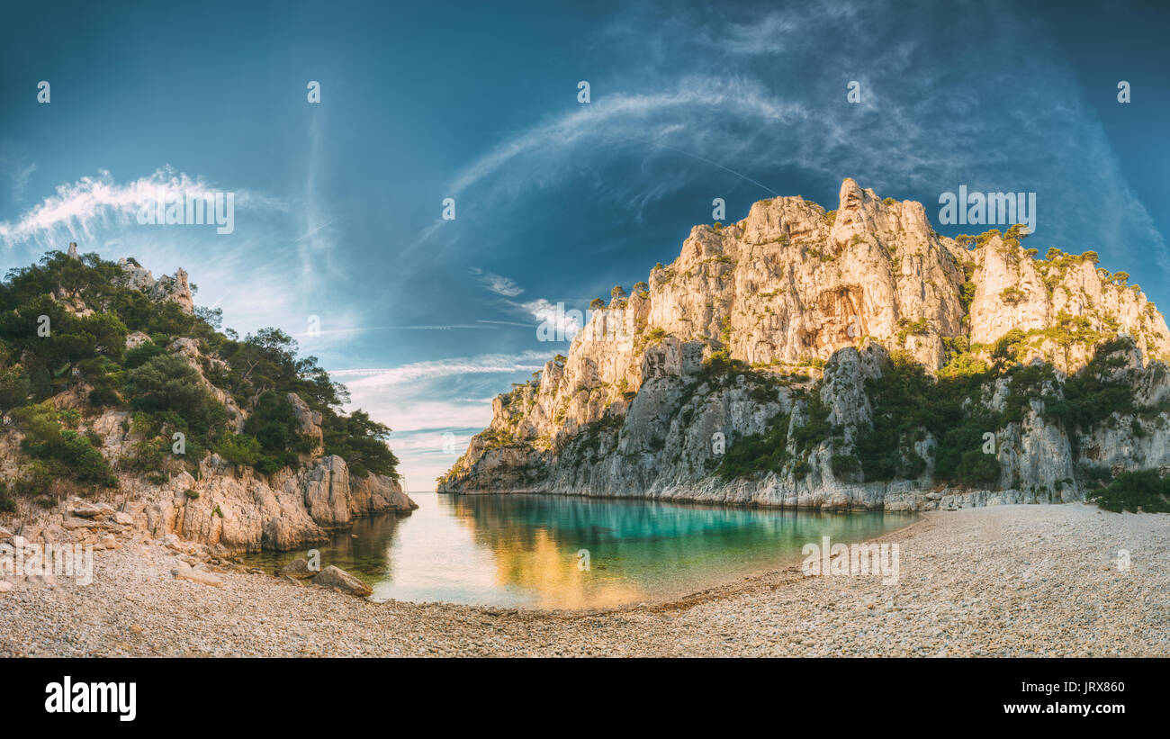 Frankreich, Cassis. Panorama der wunderschönen Natur des Calanques auf der azurblauen Küste Frankreichs bei Sonnenaufgang. Küste die En Vau in der Nähe im Süden von Frankreich. Stockfoto