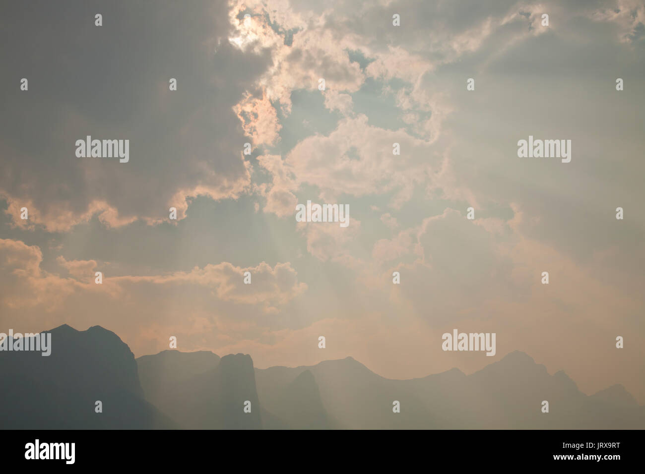 Smoky Himmel über der kanadischen Rocky Mountains in Alberta, Kanada. Stockfoto