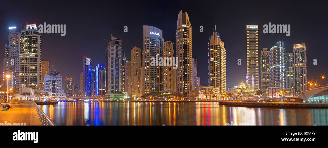 DUBAI, VAE - 22. MÄRZ 2017: Die Nacht in der Marina. Stockfoto