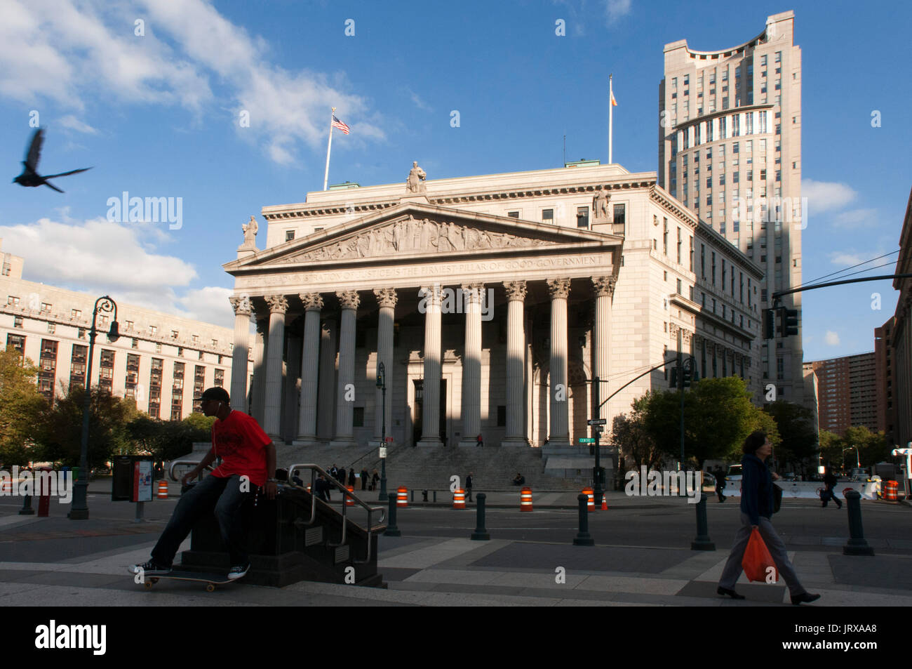 New York State Supreme Court Gebäude in Lower Manhattan, die Worte "das wahre Verwaltung der Gerechtigkeit' in seiner Fassade in Manhattan, New York, Stockfoto