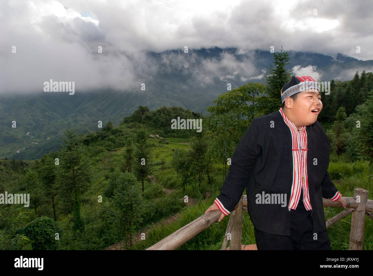 Vietnamesische boy Bilder, die an den Balkon auf das grüne Tal in Wellington in der Nähe des Turms. Stockfoto