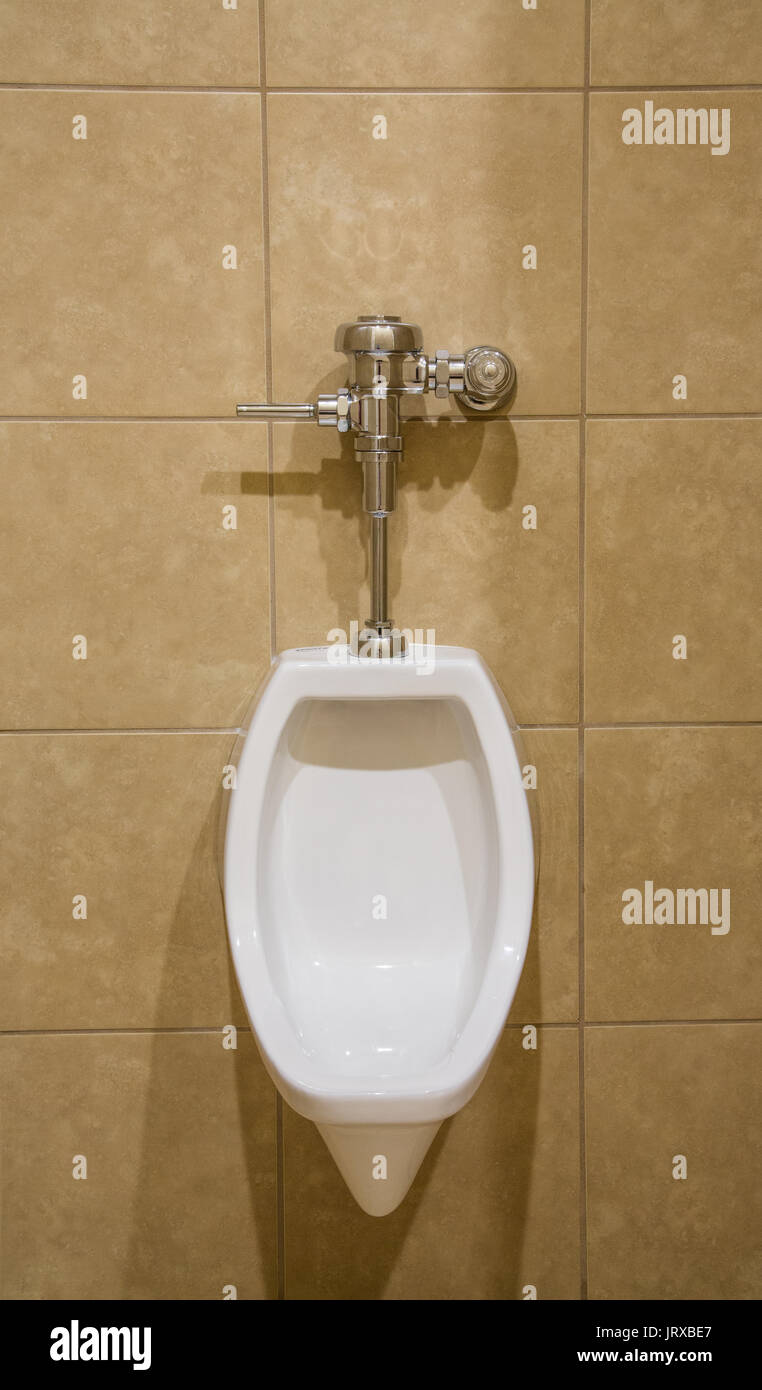 Men's toilet wall Fotos und Bildmaterial in hoher Auflösung Alamy