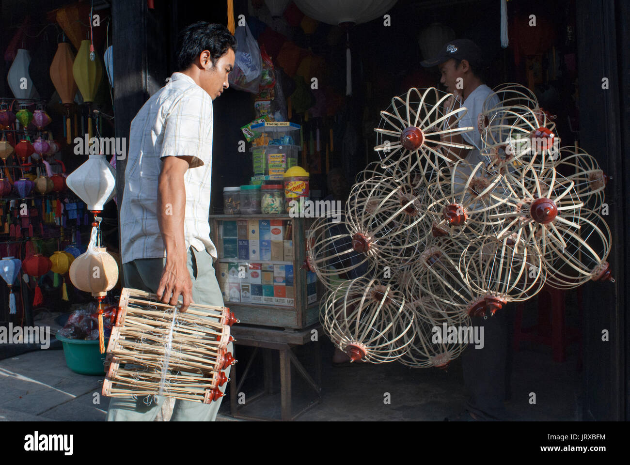 Seide-Lampen und hölzerne Laterne Frames vor Laden in Altstadt, Hoi an, Vietnam, Südostasien Stockfoto