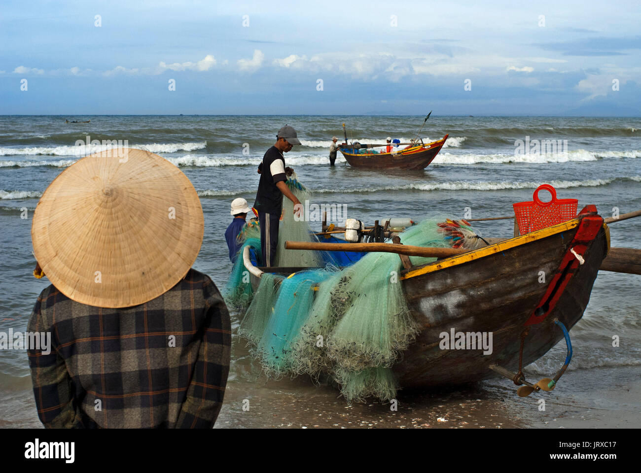 Vietnam, Mui Ne, Mui Ne Strand, Fischen fangen. Fischerdorf, Bình Thuận Provinz, Vietnam. Stockfoto