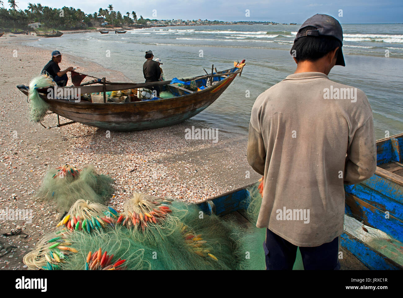 Vietnam, Mui Ne, Mui Ne Strand, Fischen fangen. Fischerdorf, Bình Thuận Provinz, Vietnam. Stockfoto