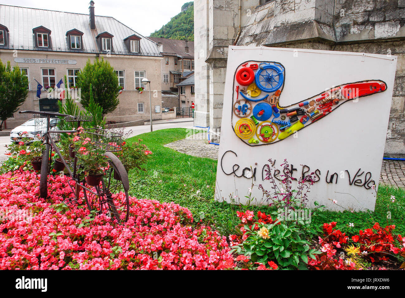 Kunstwerke in einem öffentlichen Garten ist eine Hommage an die Leitungen der lokalen Tradition, Saint-Claude, Franche-Comté, Jura (Frankreich) Stockfoto