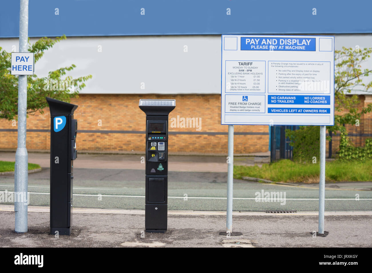 Parkscheinautomaten und Parkplatz Information Board Stockfoto