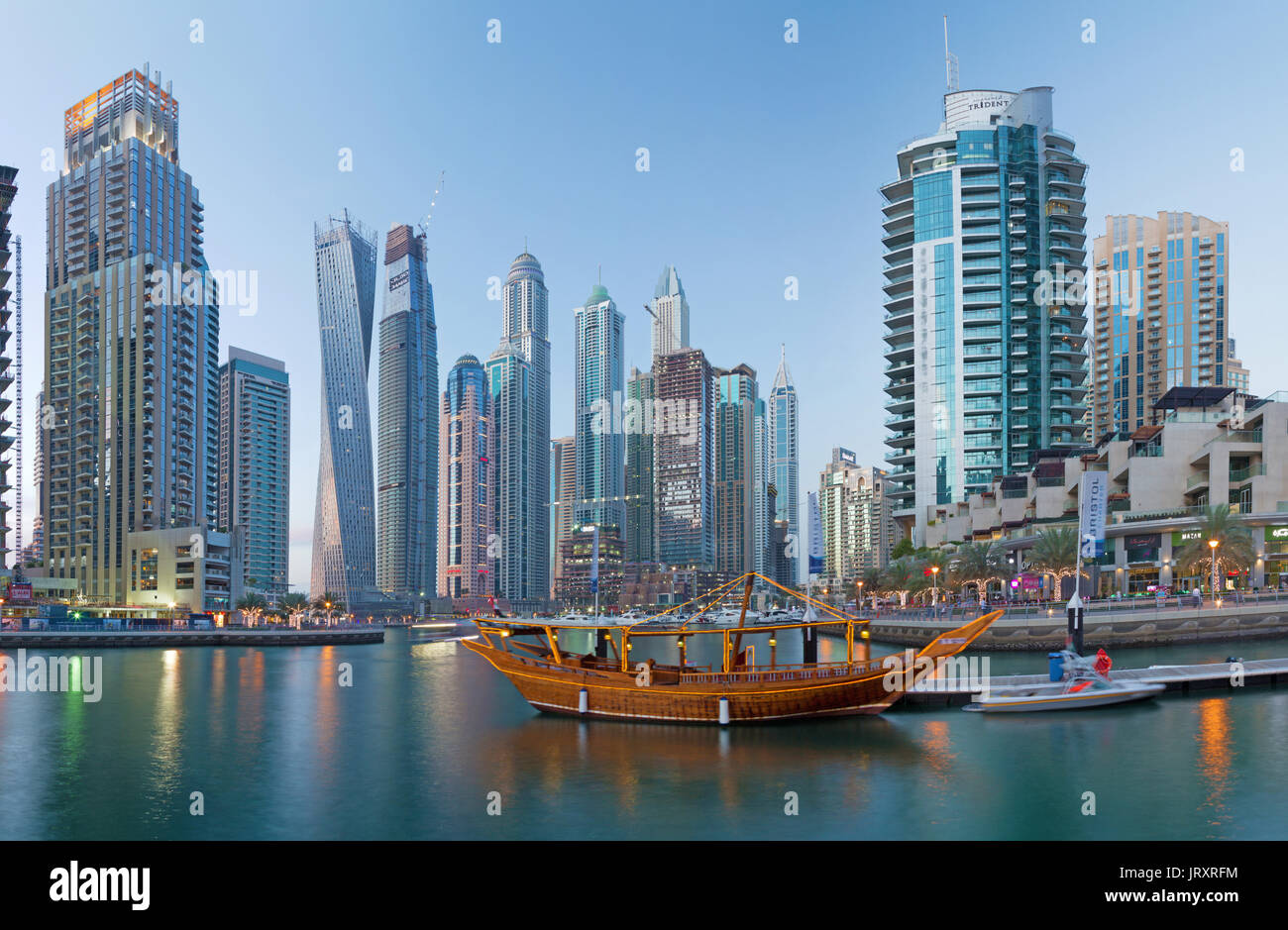 DUBAI, VAE - 22. MÄRZ 2017: Der Abend in der Marina. Stockfoto