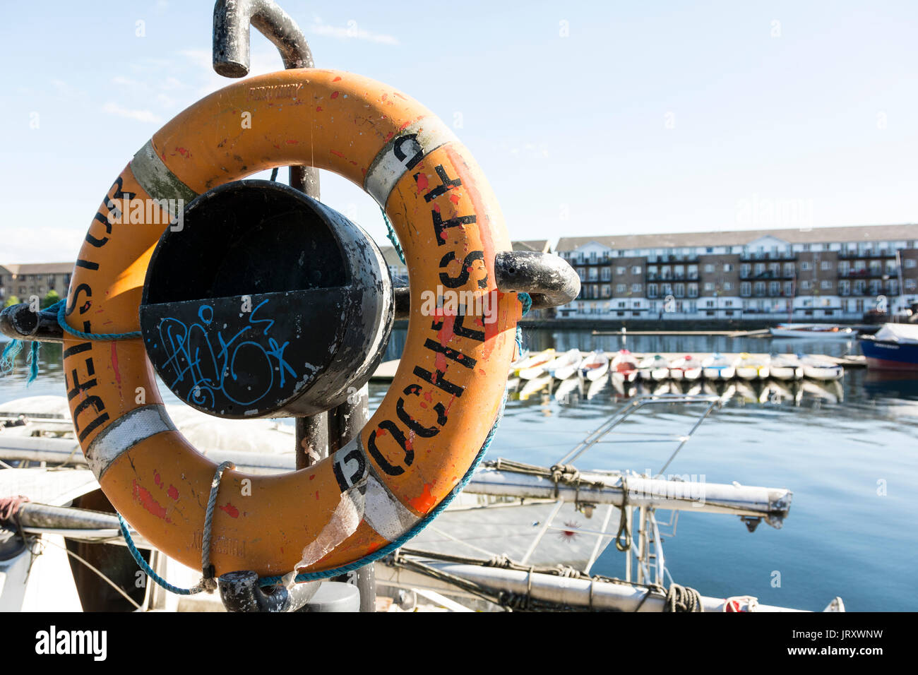 Ein Leben Boje an einem Docklands Marina in London Stockfoto