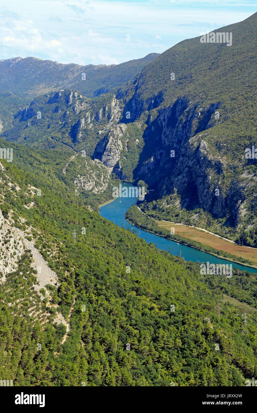 Strom des Flusses Cetina durch Schluchten und Klippen Stockfoto