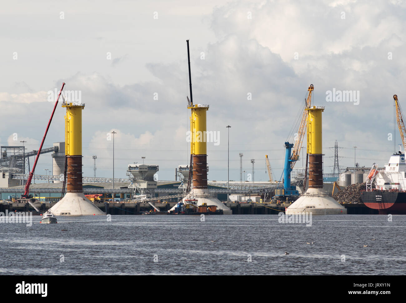 Selbstinstallierende konkrete Schwerkraft Grundlagen für Windkraftanlagen in Tyne Dock in den Fluss Tyne, South Shields, England, UK Stockfoto