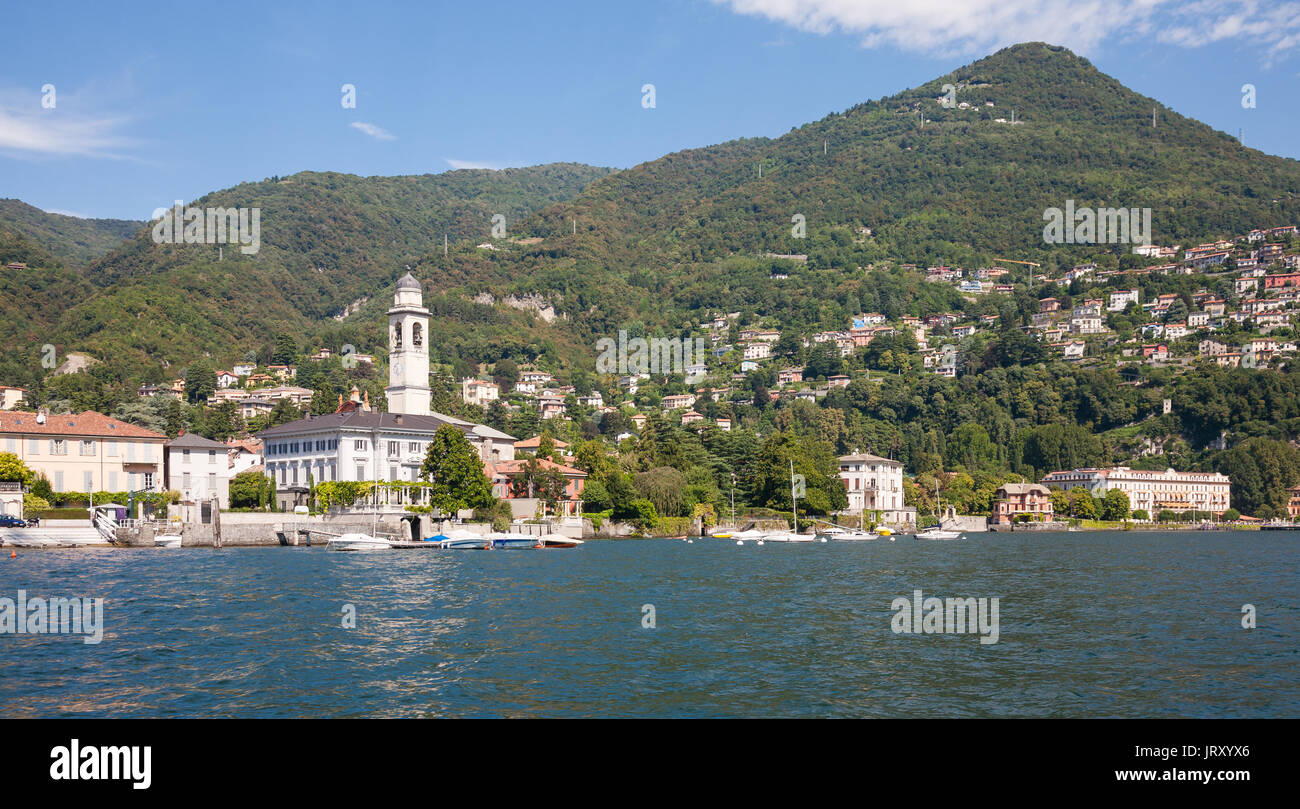 Ein Blick vom See auf die Stadt Como mit Kirche und die umliegenden Hügel, Comer See, Italien Stockfoto