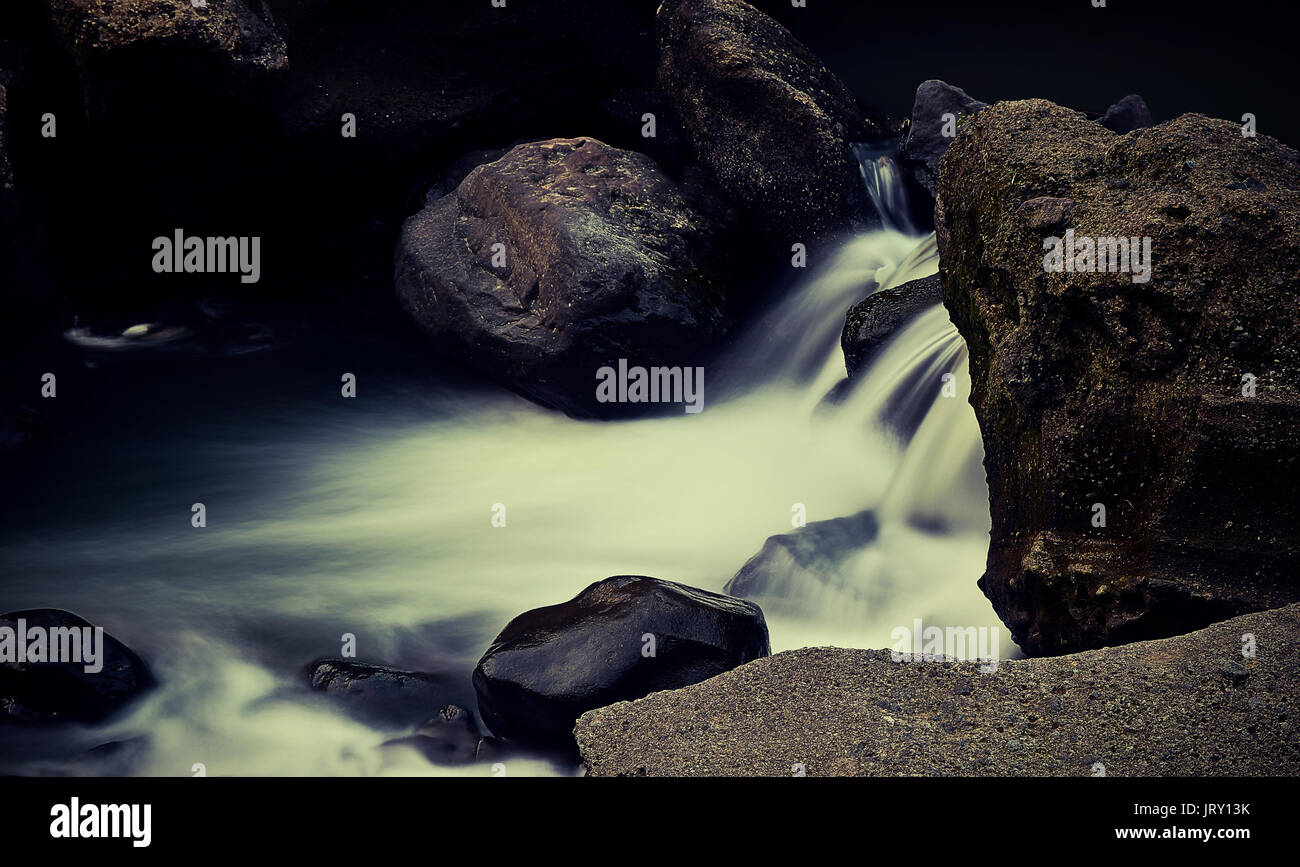 Ciliwung Fluß Wasser fließen, Bogor, Indonesien. Stockfoto