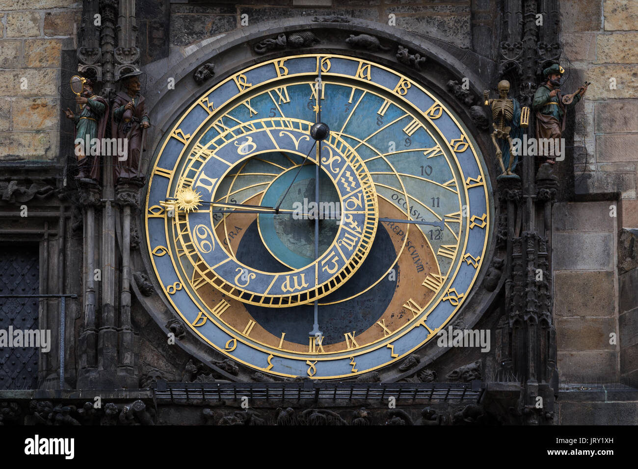 Nahaufnahme der mittelalterlichen Astronomische Uhr in Prag auf der Mauer des Alten Rathaus in der Altstadt in Prag, Tschechische Republik. Stockfoto