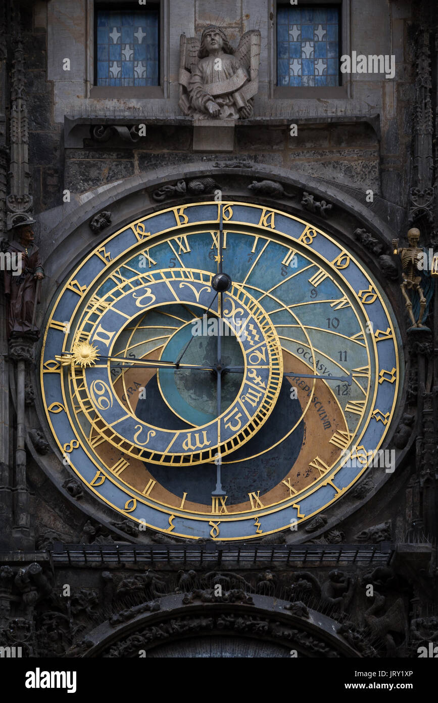 Nahaufnahme der mittelalterlichen Astronomische Uhr in Prag auf der Mauer des Alten Rathaus in der Altstadt in Prag, Tschechische Republik. Stockfoto