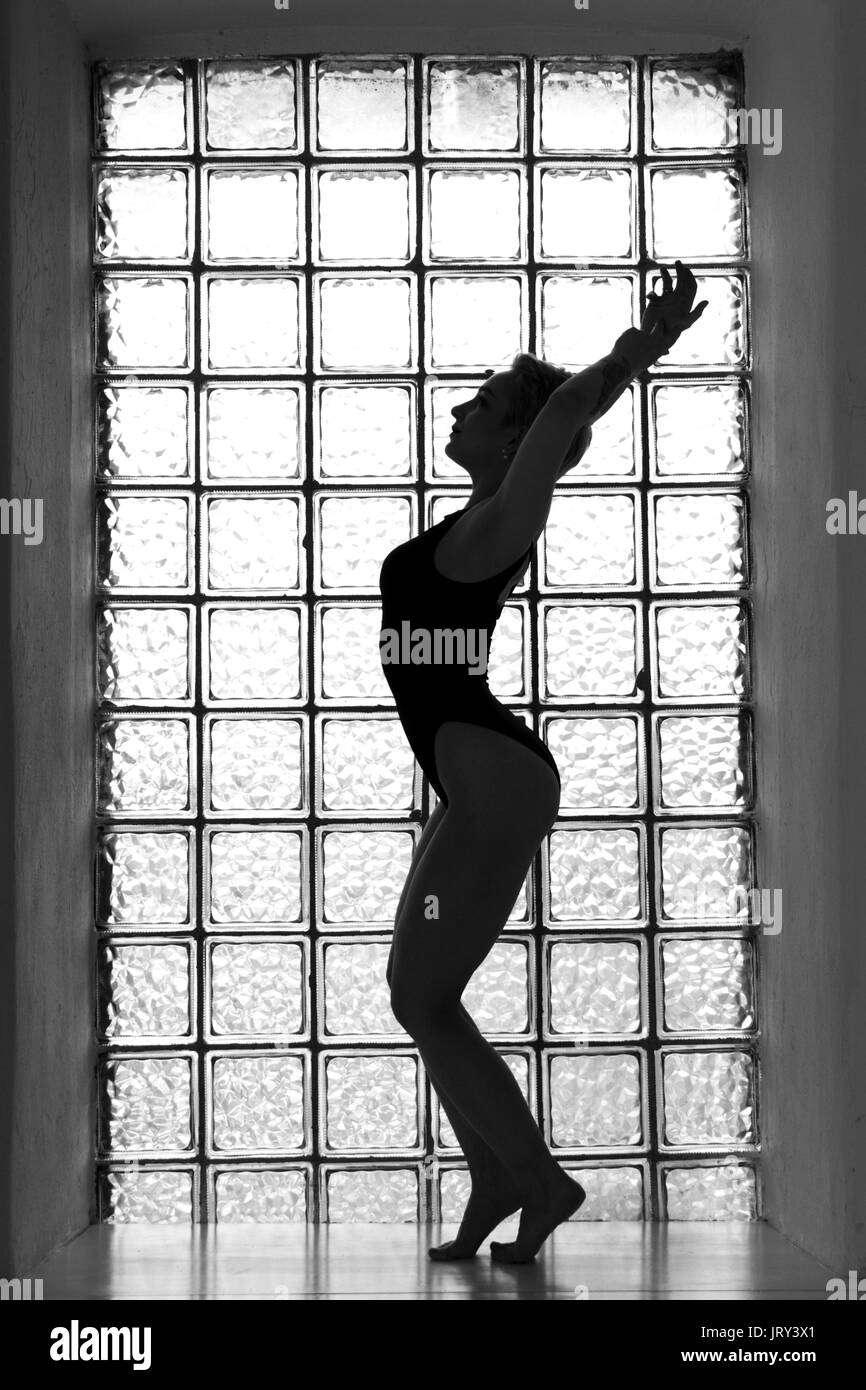 Woman's Silhouette mit Fenster auf dem Hintergrund in Schwarz und Weiß gehalten Stockfoto