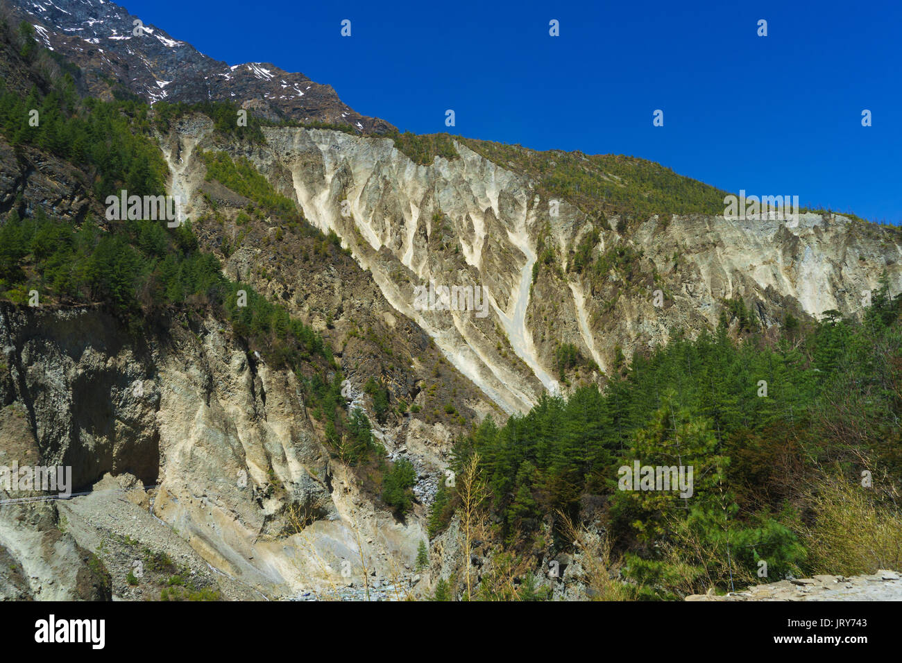 Rock Wall auf der Annapurna Umrundung zwischen Bhratang und Chame, Nepal. Stockfoto