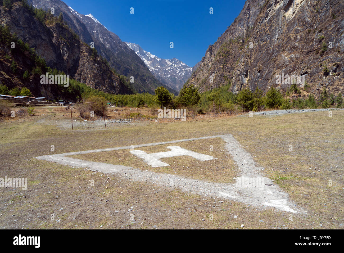 Hubschrauberlandeplatz in den Bergen. Chame, Annapurna region, Nepal. Stockfoto Hubschrauberlandeplatz in den Bergen. Chame, Annapurna region, Nepal. Stockfoto