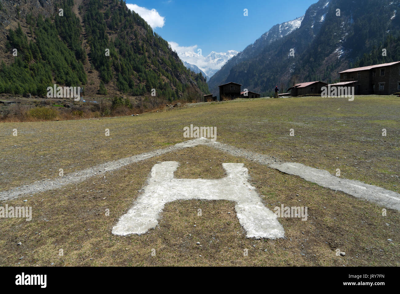 Hubschrauberlandeplatz in den Bergen. chame, Annapurna region, Nepal. Stockfoto Hubschrauberlandeplatz in den Bergen. chame, Annapurna region, Nepal. Stockfoto