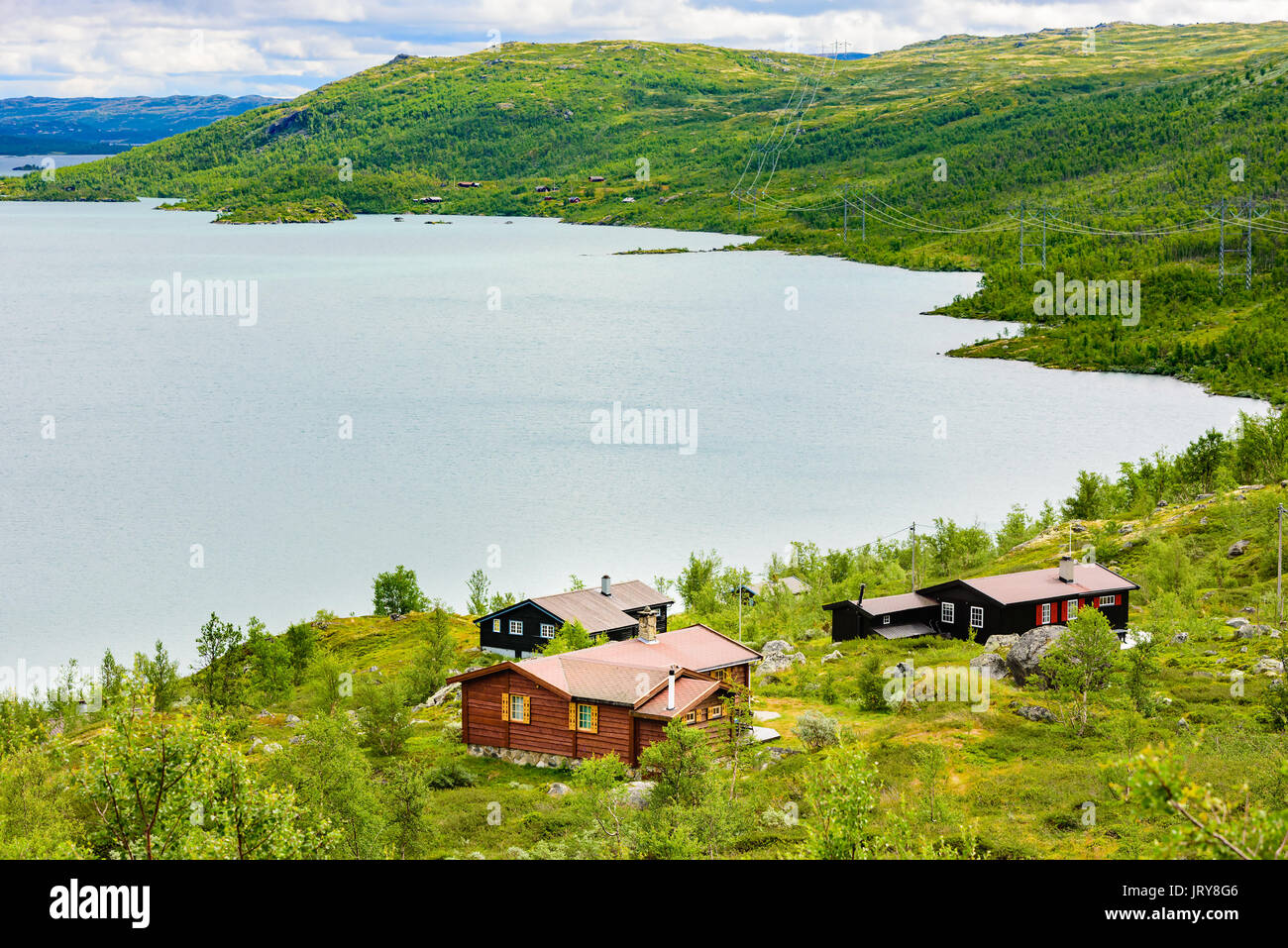 Gruppe von kleinen lakeside Kabinen in bergige Landschaft. Lage die Hardangervidda in Norwegen. Stockfoto