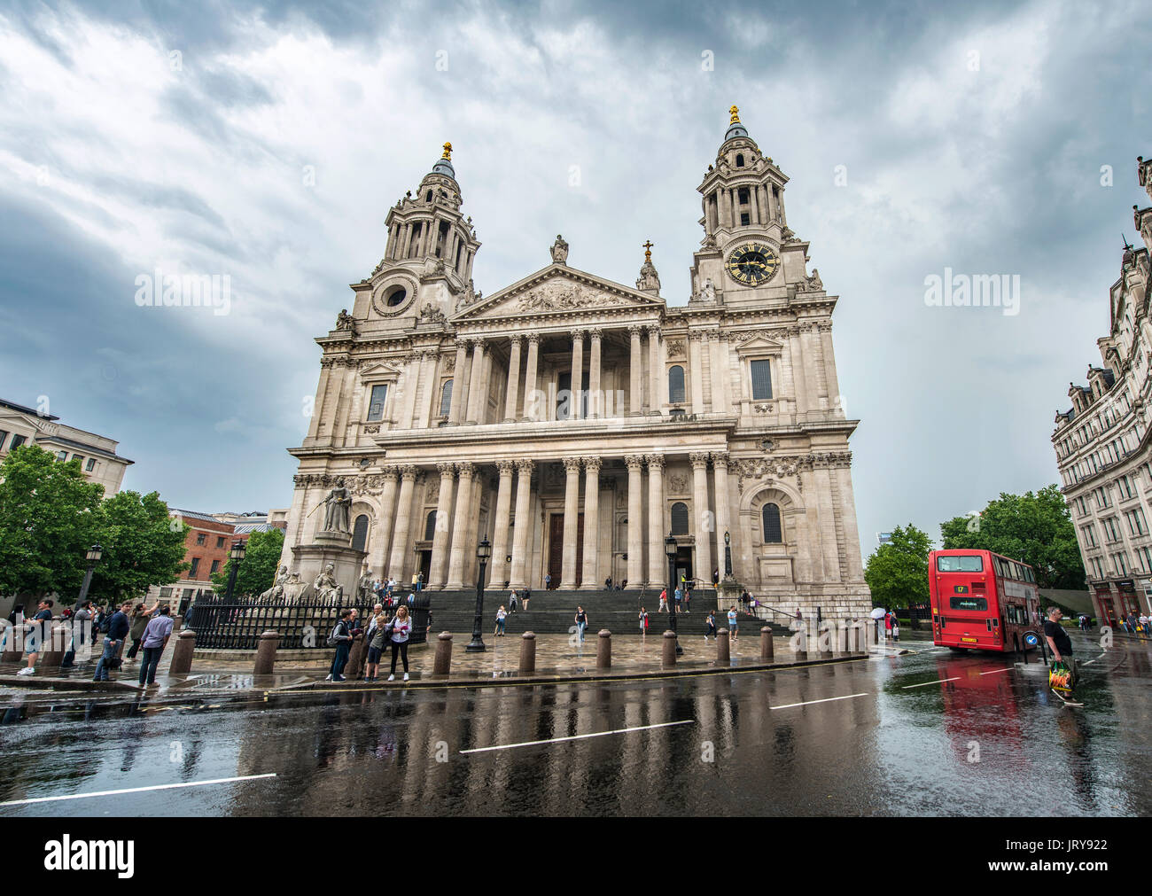 St. Paul's Cathedral, regnerischen Wetter, London, England, Vereinigtes Königreich Stockfoto