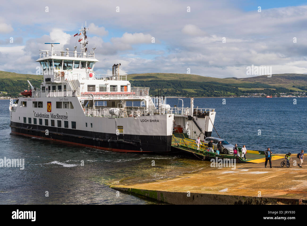 Millport, Schottland - August 3, 2017: Passagiere aussteigen aus dem Loch Shira betrieben von Caledonian MacBrayne Stockfoto