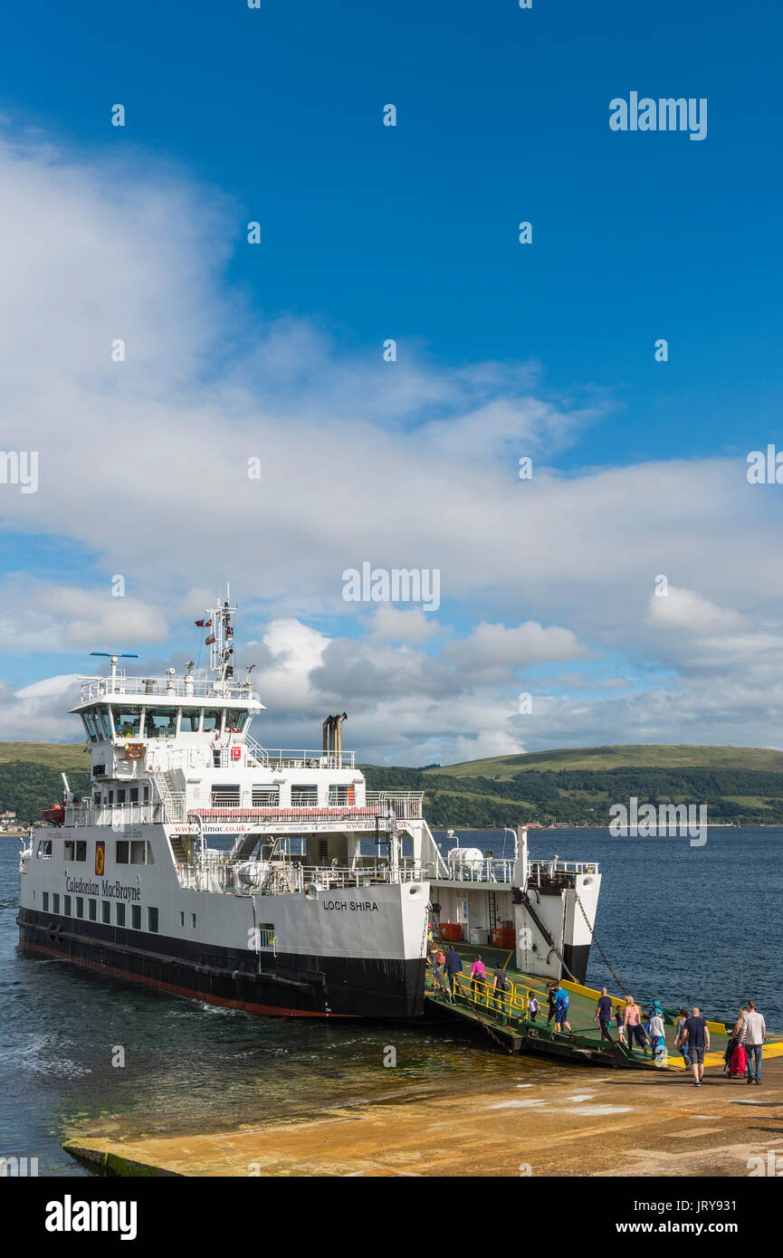 Millport, Schottland - August 3, 2017: Fluggäste den Loch Shira betrieben von Caledonian MacBrayne die kurze Überfahrt nach Largs zu machen Stockfoto
