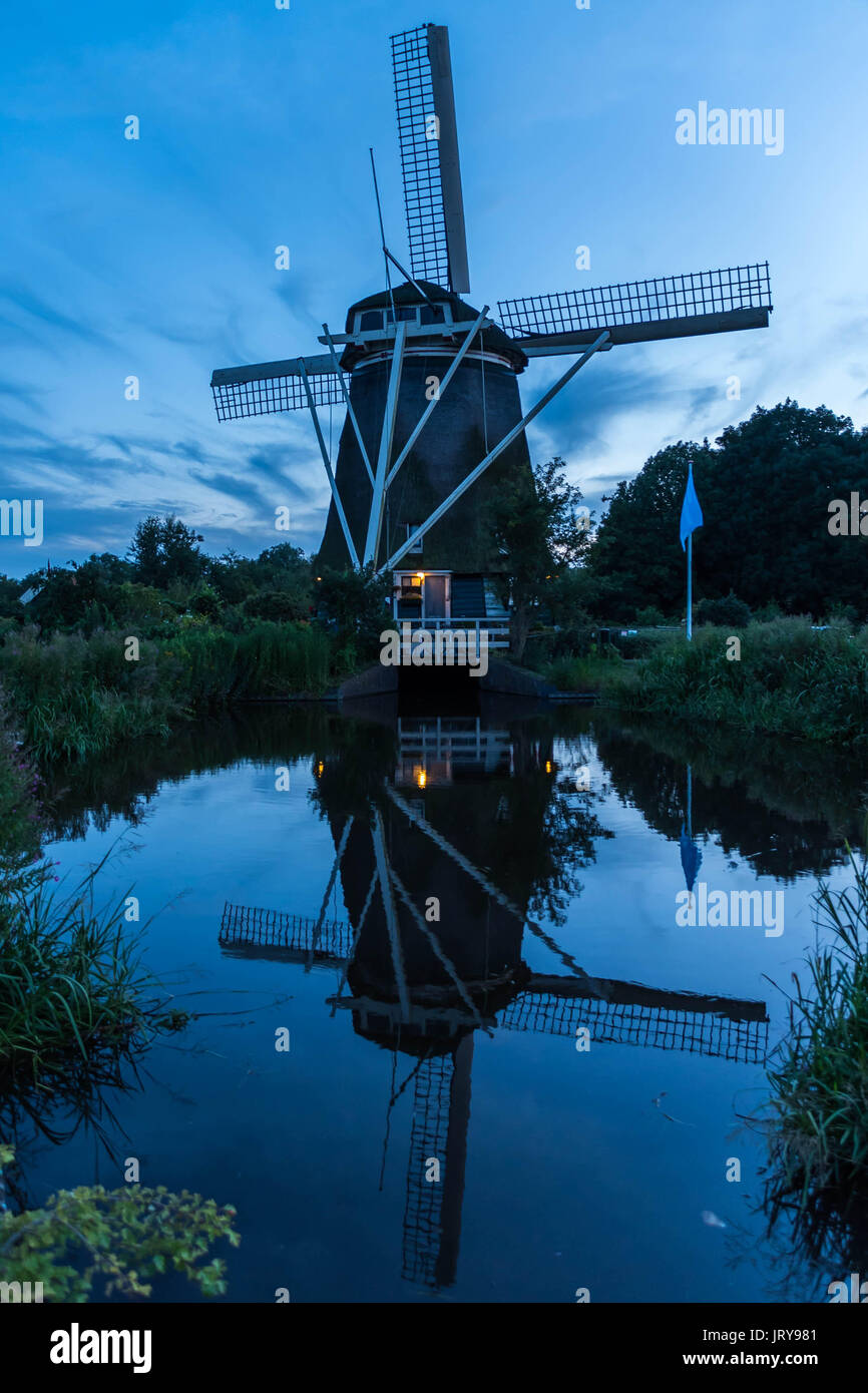 Windmühle mit seiner Reflexion, Niederlande Stockfoto