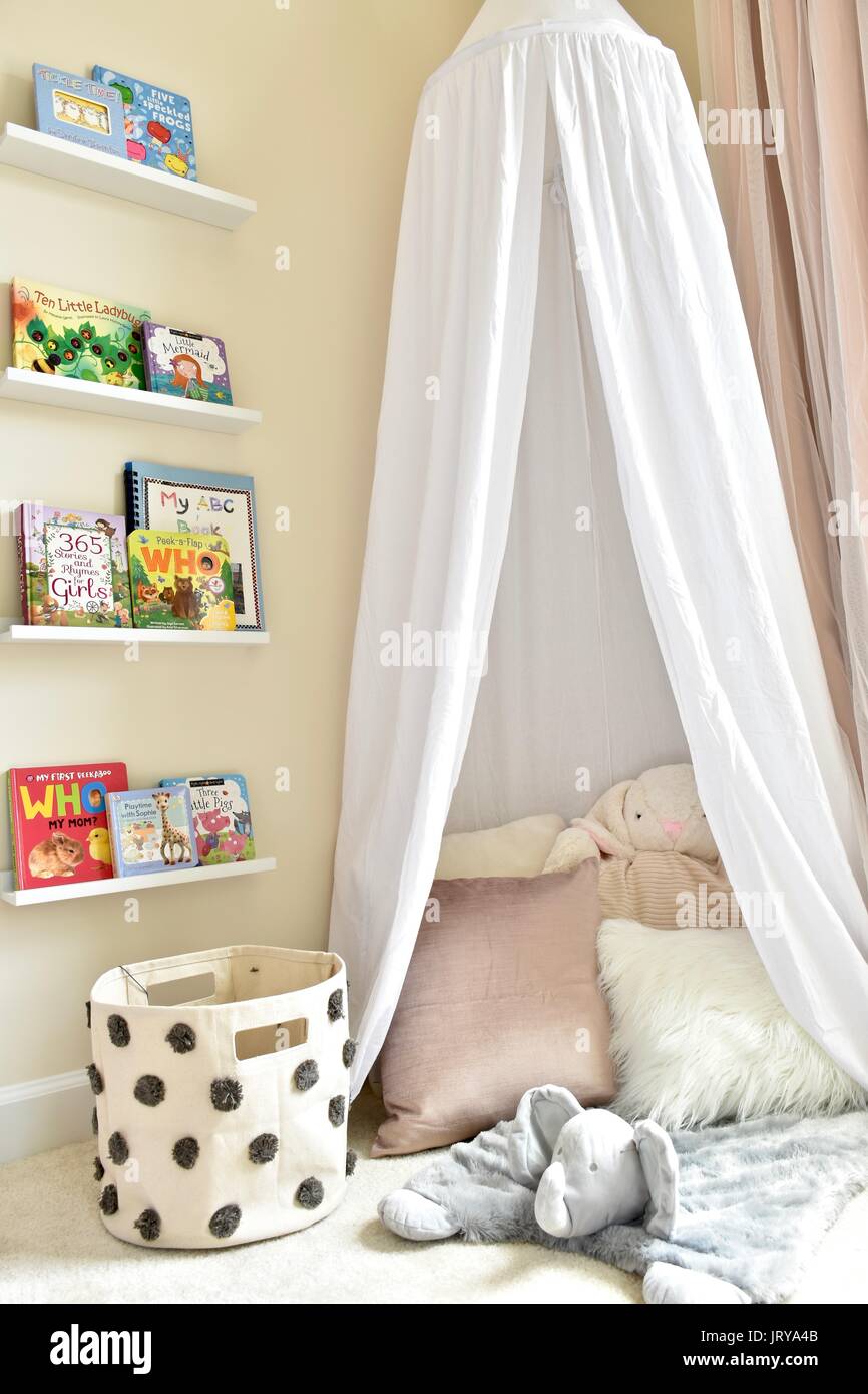 Baby Madchen Kinderzimmer Stockfotografie Alamy