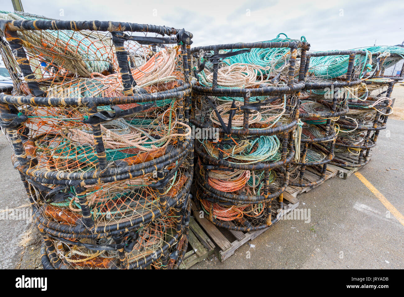 Stapel von kommerziellen Crab fallen Warten auf den Start der Dezember crab Saison im pazifischen Nordwesten. Stockfoto