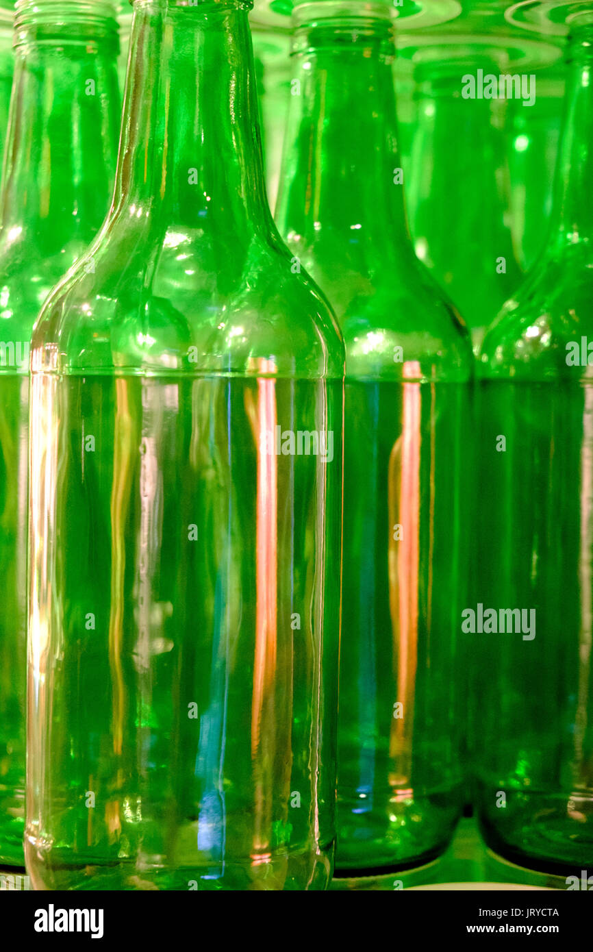 Zeilen aus grünem Glas Flaschen in 'Glas: Erschütterndes Galerie Begriffe" in der Heinz History Center, Pittsburgh, USA Stockfoto