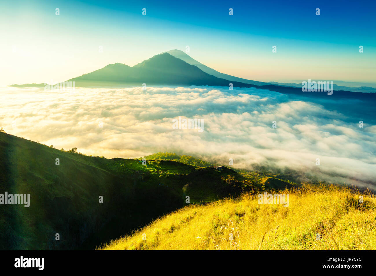 Eine der wichtigsten Sehenswürdigkeiten der tropischen Insel Bali Top Anzeigen aktiver Vulkan Gunung Batur mit Landschaft Wolken. Stockfoto