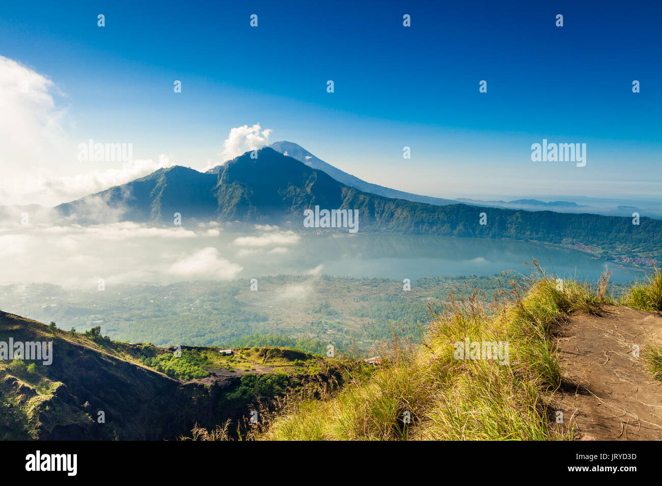 Eine der wichtigsten Sehenswürdigkeiten der tropischen Insel Bali Top Anzeigen aktiver Vulkan Gunung Batur mit Landschaft Wolken. Stockfoto