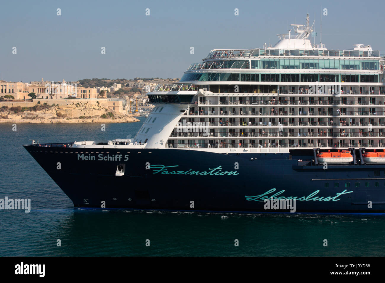Mittelmeer reisen. Nahaufnahme der TUI Cruises Kreuzfahrt Mein Schiff 5 aus Malta Abflug Stockfoto