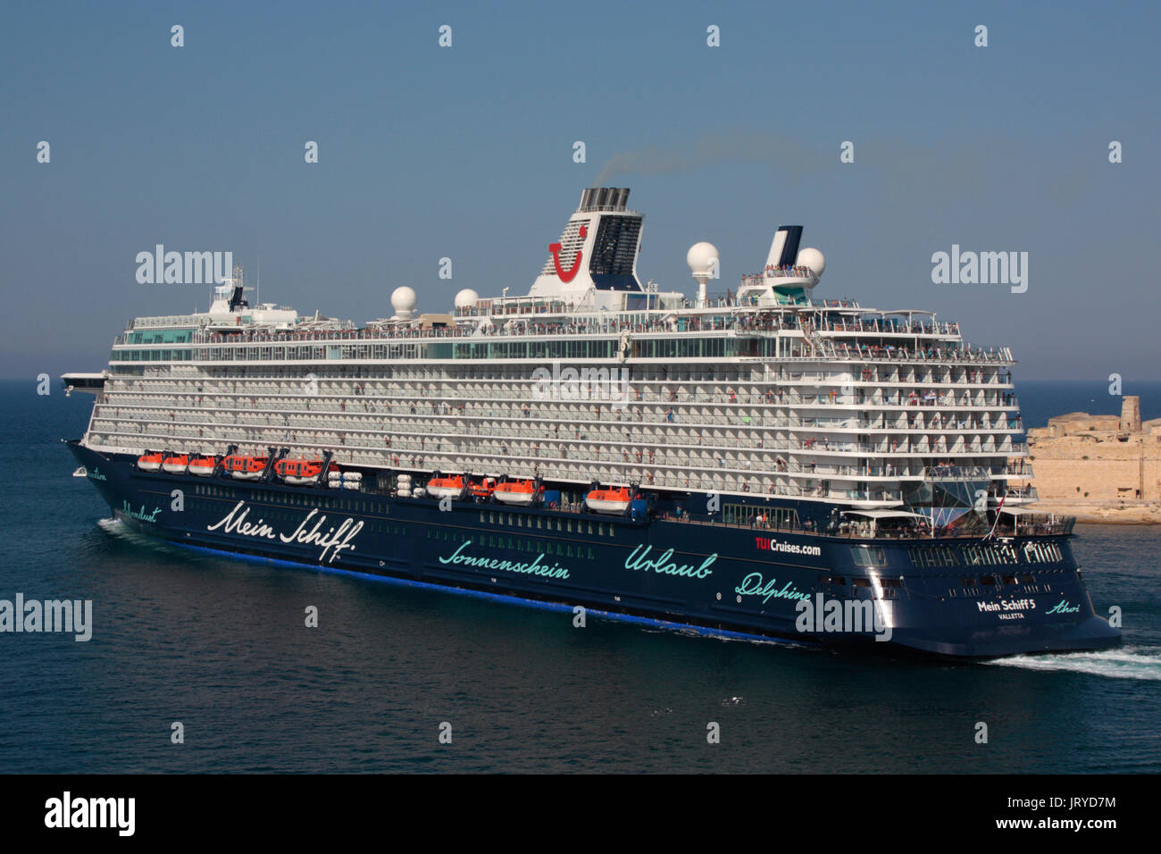Mittelmeer reisen. Die modernen Kreuzfahrtschiff Mein Schiff 5, die von TUI Cruises, aus ihrem Haus Hafen von Valletta, Malta Stockfoto