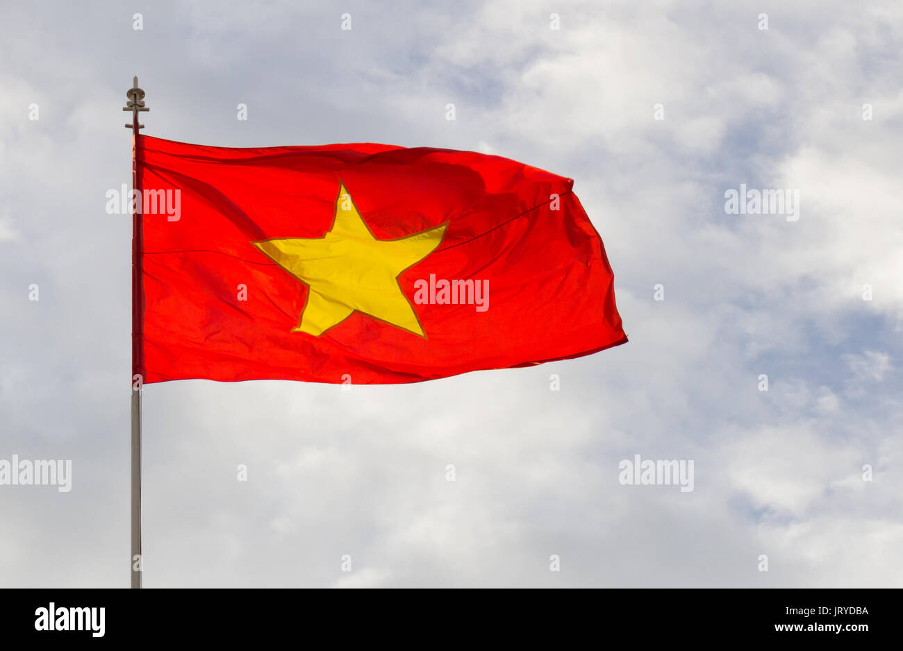 Vietnam Flagge wawing im Wind an bewölkten Himmel Stockfoto