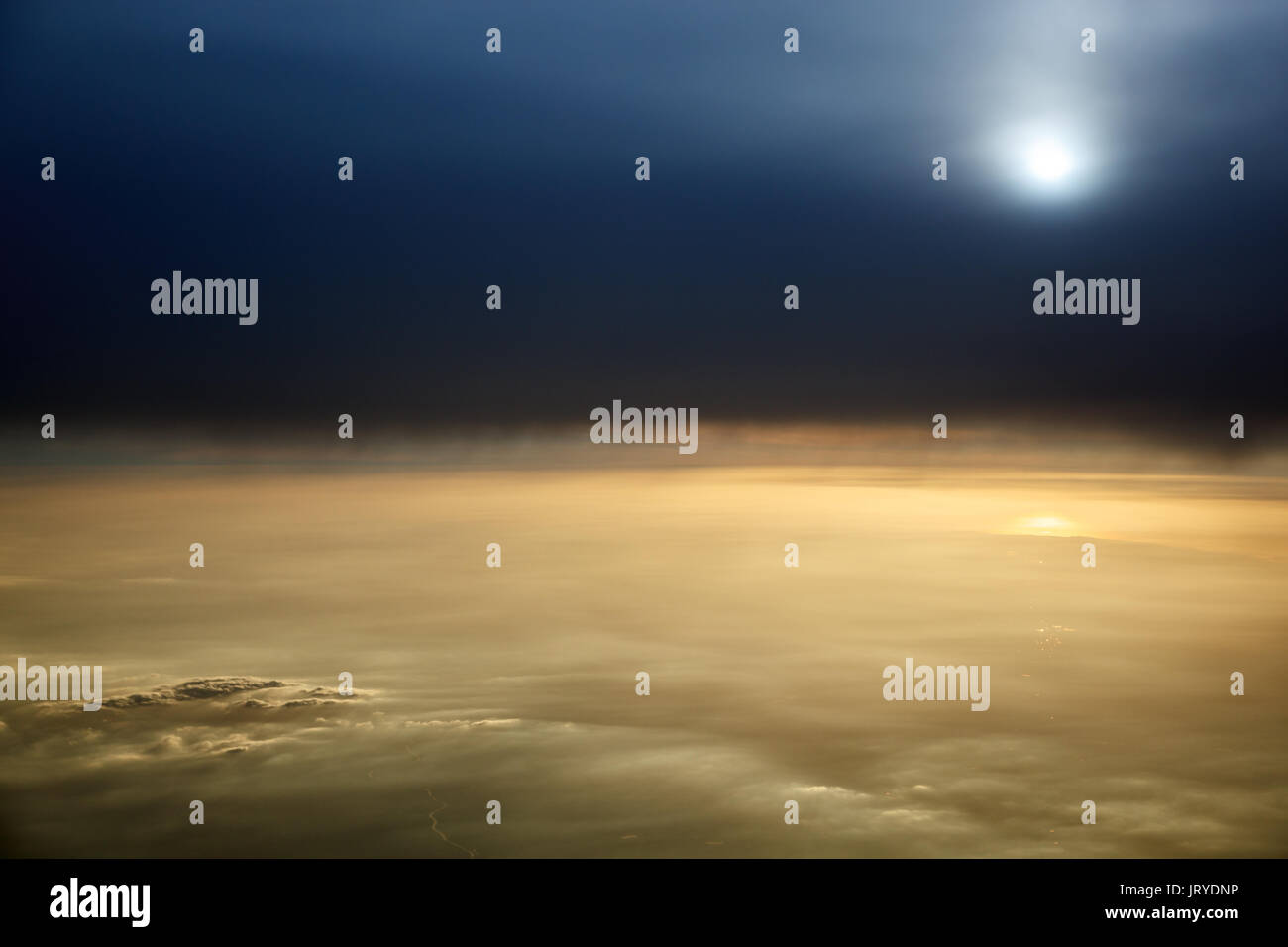 Wolken, Mond, Licht und Himmel, als durch das Fenster eines Flugzeugs zu sehen Stockfoto