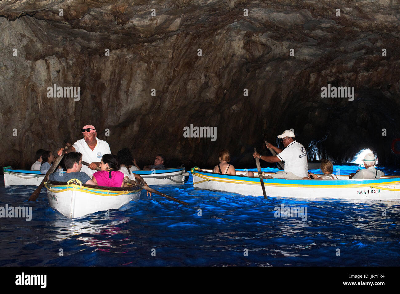 Besucher Touristen innerhalb der Blauen Grotte gotta Azzurra auf der Insel Capri im Golf von Neapel, Italien. Stockfoto
