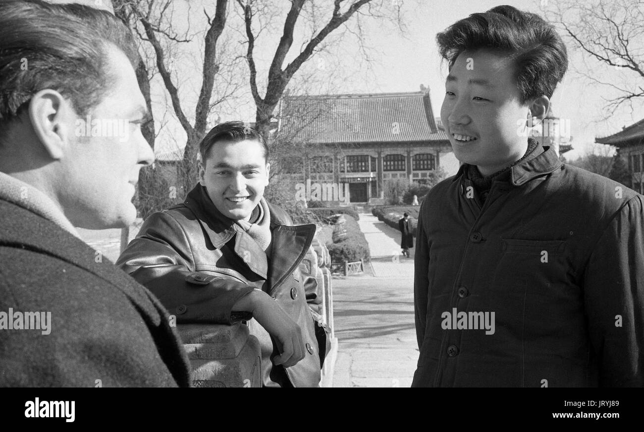 Morris R. Wills (Mitte), David Hawkins, Korea-Krieg Kriegsgefangene und Überläufer in Peking China 1957 Stockfoto
