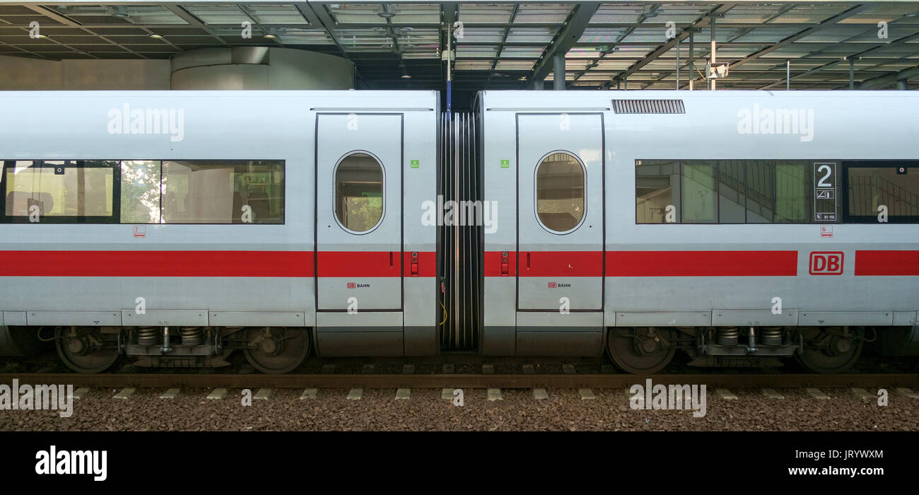BERLIN, DEUTSCHLAND - September 2016: Kreuzung zwischen Ice-Autos an einem Bahnhof in Berlin im September 2016. Stockfoto