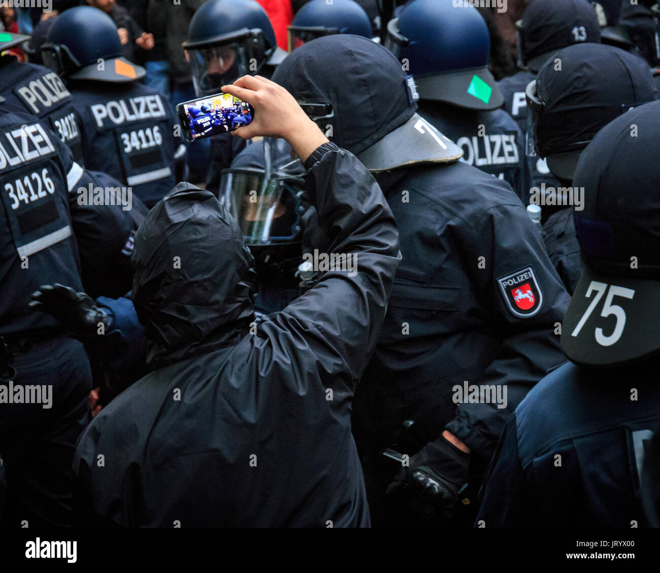 BERLIN, DEUTSCHLAND - 1. Mai 2017: Bereitschaftspolizei vom Land Niedersachsen bereitgestellt am ...
