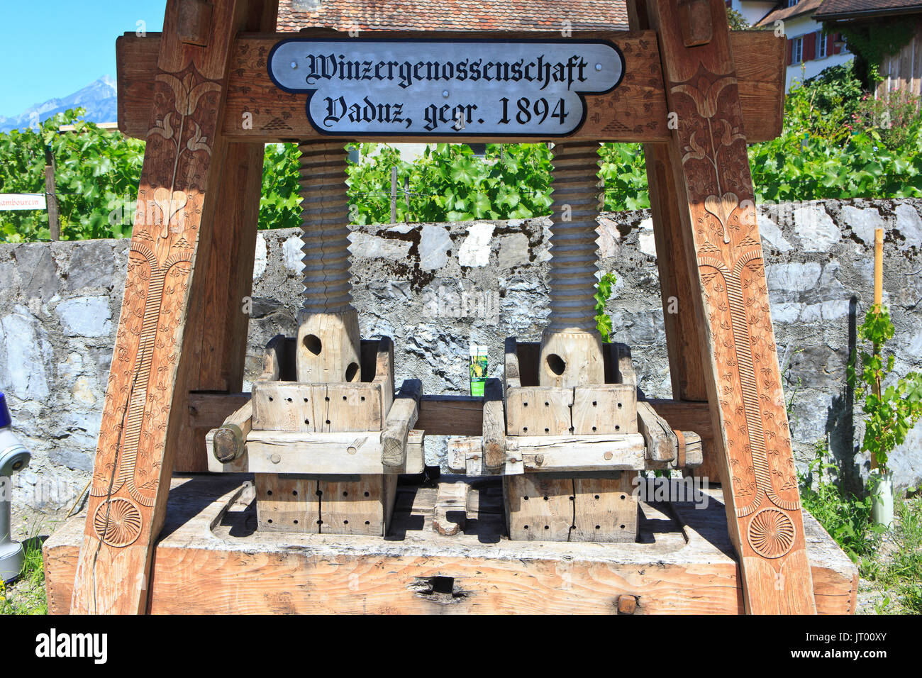 Eine hölzerne Weinpresse (1894) in Vaduz, Liechtenstein Stockfoto