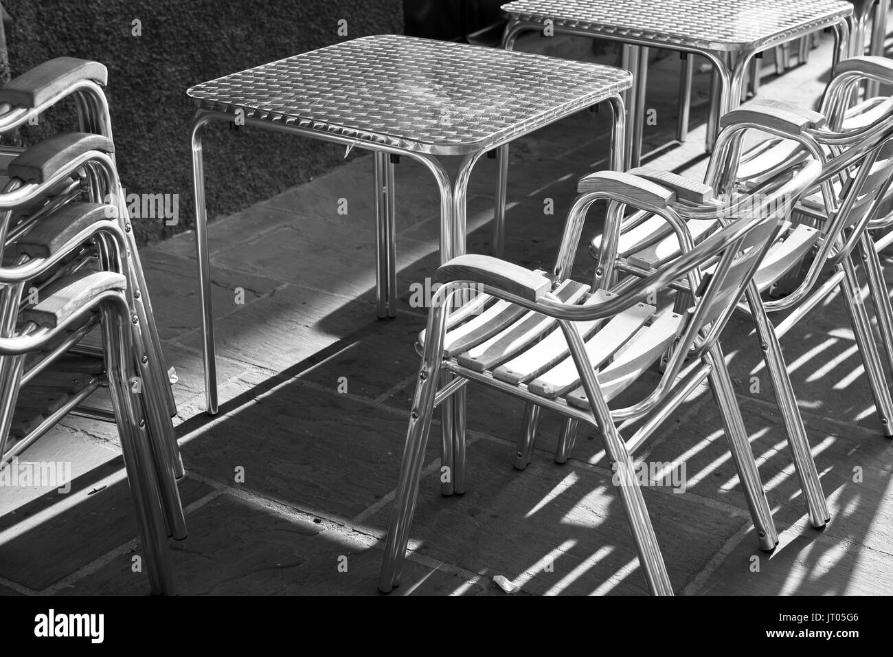 Metall Stühle und Tische Stockfoto