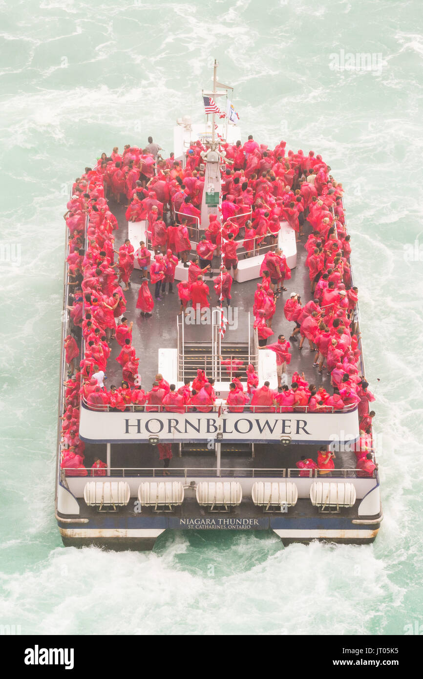 Hornblower Niagara Niagara Falls Thunder mit roten wasserdichte Jacken Stockfoto