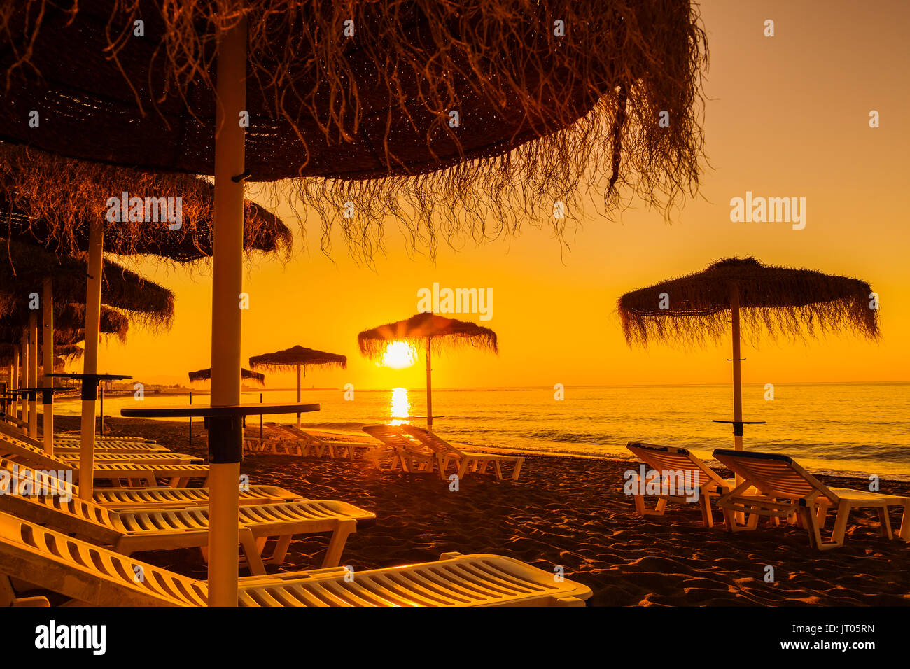 Strand Hängematten bei Sonnenaufgang, Benalmadena. Provinz Malaga an der Costa del Sol. Andalusien Süd Spanien, Europa Stockfoto