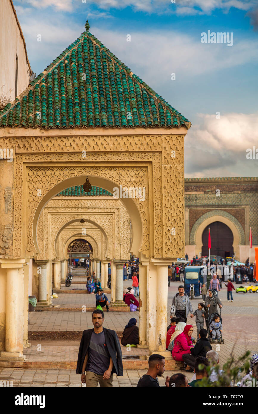 Das Leben auf der Straße. La oder Bab Bab Mansour Aleuj Masour el-Tür, Lahdim Square. Alte Kaiserstadt Tor im Jahre 1732 durch Moulay Abdallah, Meknes gebaut. Marokko Stockfoto