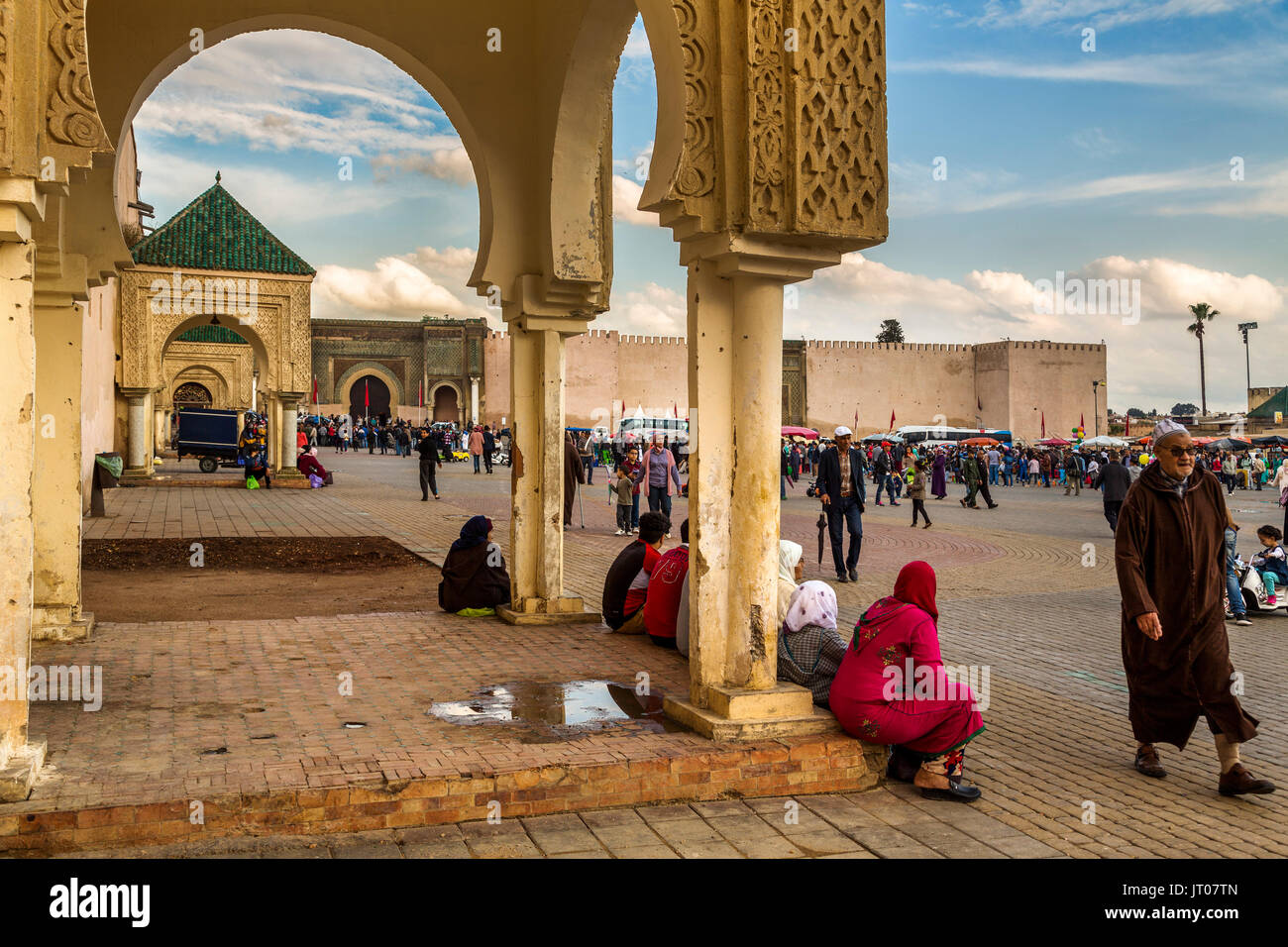 Das Leben auf der Straße. La oder Bab Bab Mansour Aleuj Masour el-Tür, Lahdim Square. Alte Kaiserstadt Tor im Jahre 1732 durch Moulay Abdallah, Meknes gebaut. Marokko Stockfoto