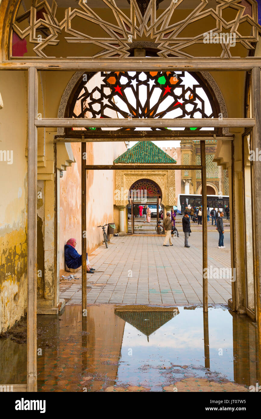 Das Leben auf der Straße. La oder Bab Bab Mansour Aleuj Masour el-Tür, Lahdim Square. Alte Kaiserstadt Tor im Jahre 1732 durch Moulay Abdallah, Meknes gebaut. Marokko Stockfoto