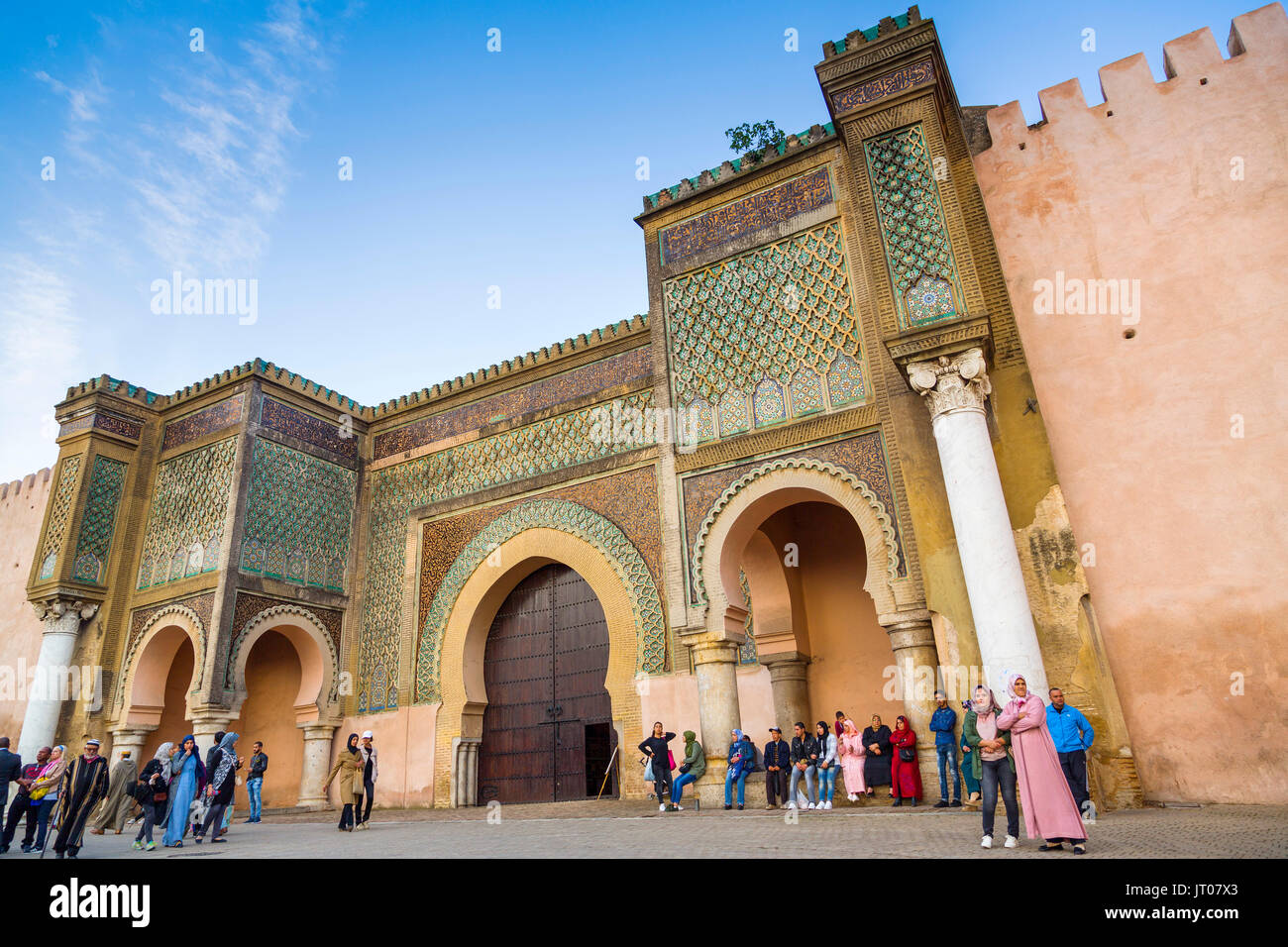 Das Leben auf der Straße. La oder Bab Bab Mansour Aleuj Masour el-Tür, Lahdim Square. Alte Kaiserstadt Tor im Jahre 1732 durch Moulay Abdallah, Meknes gebaut. Marokko Stockfoto